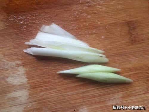 炒角瓜需要削皮吃吗视频,削皮还是保留？揭秘烹饪技巧与营养保留