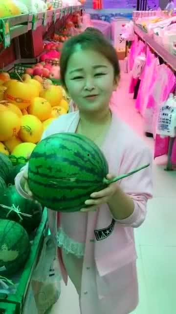 美女在西瓜地吃瓜视频,美女西瓜地畅享美味瞬间