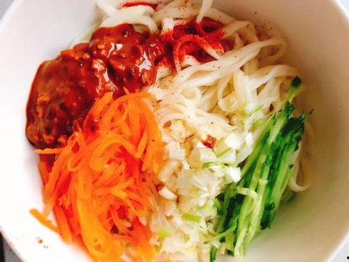 蜜瓜配辣椒面可以吃吗视频,创意搭配的美食探索